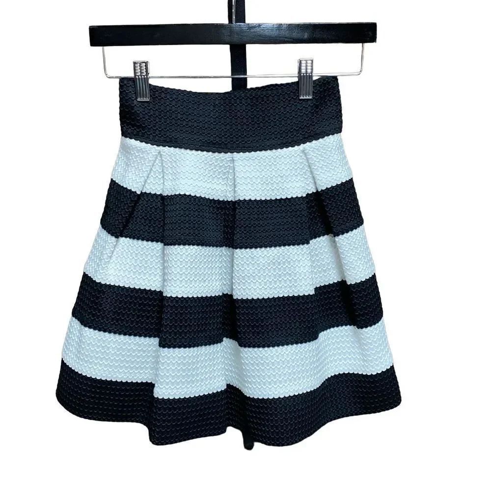 Exhilaration Black & White Pleated Skirt Size Small
